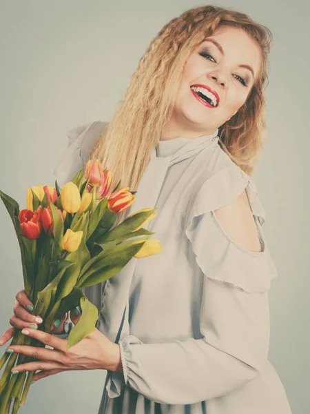 Mujer bonita con tulipanes rojos amarillos —  Fotos de Stock
