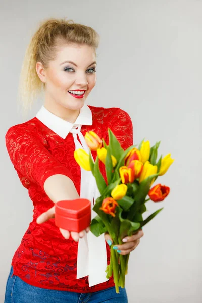 Vrouw bedrijf tulpen en cadeau — Stockfoto