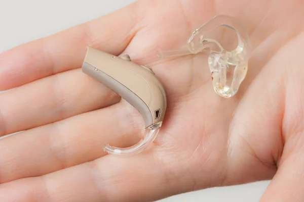 Idoso segurando aparelho auditivo close-up — Fotografia de Stock