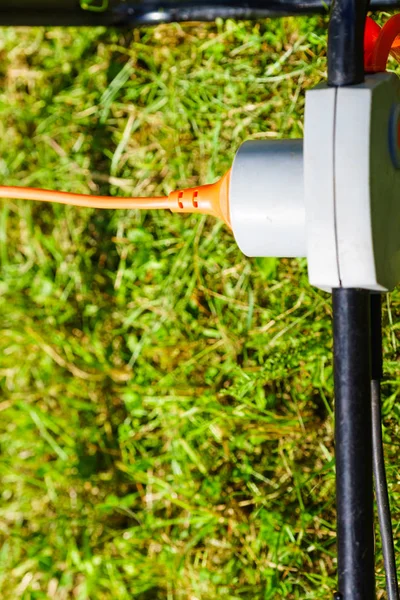 Elkabel kontakten ansluten till eluttag — Stockfoto