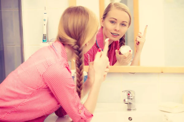 Mujer aplicando crema hidratante para la piel. Cáscara . — Foto de Stock