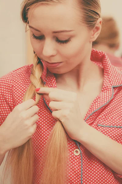 Vrouw doet vlecht op blonde haren — Stockfoto