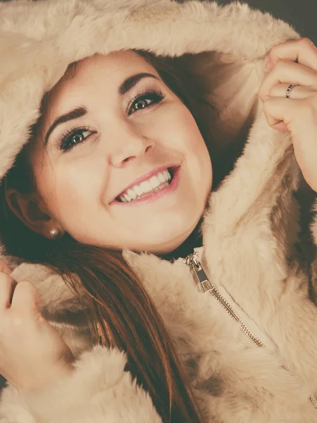 Szczęśliwy atrakcyjna kobieta sobie futrzany płaszcz — Zdjęcie stockowe