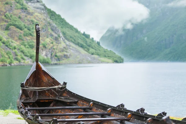 Старая деревянная лодка викингов в норвежской природе — стоковое фото