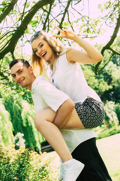 Casal feliz ter data romântica no parque — Fotografia de Stock