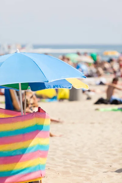 Opened sun umbrella on sandy beach — Stock Photo, Image