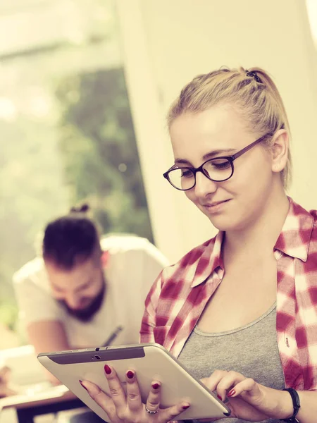 Schülerin mit Tablet vor Mitschülern — Stockfoto