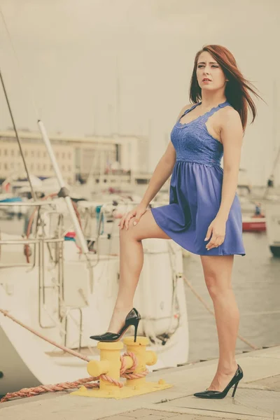 Dominerande feministisk kvinna som bär höga klackar i marina — Stockfoto