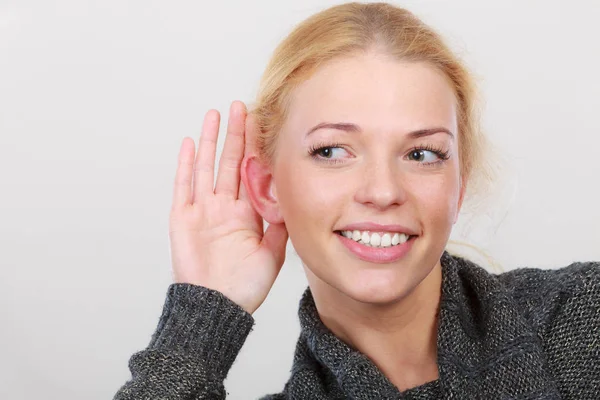 Žena položila ruku na ucho, aby lépe slyšela — Stock fotografie