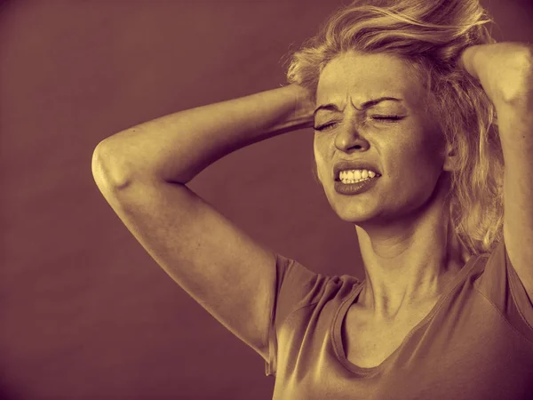 Stressad, frustrerad, deprimerad ung kvinna i smärta — Stockfoto