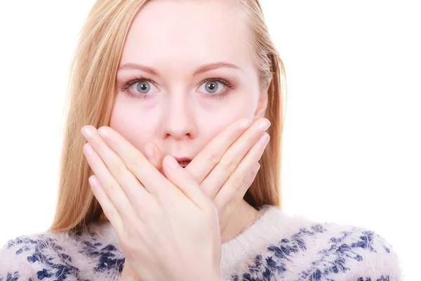 Scioccato giovane donna che copre la bocca con la mano — Foto Stock