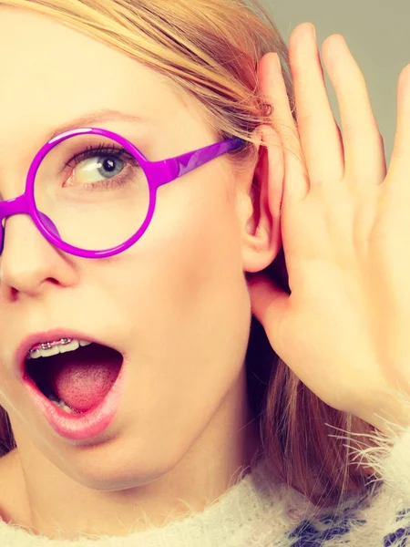 Vrouw luistert zorgvuldig met de hand dicht bij oor — Stockfoto