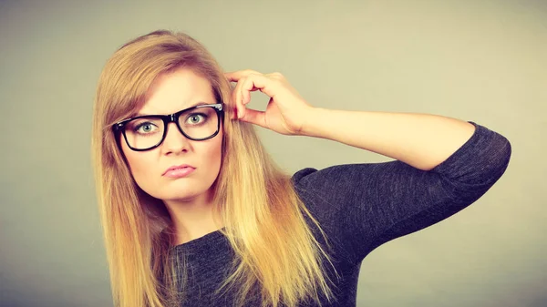 Nerdy žena v brýlích, že zmatený — Stock fotografie