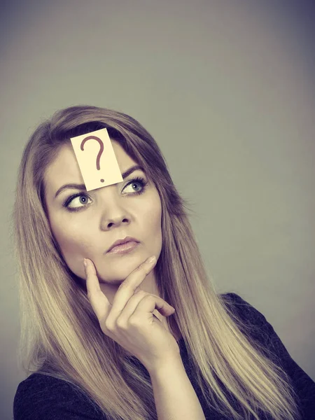 Primer plano de la expresión de la cara de pensamiento de la mujer — Foto de Stock