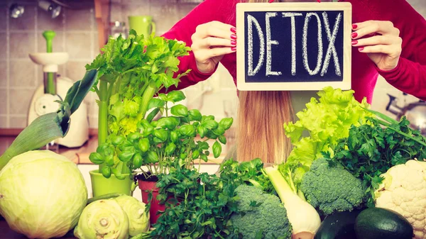 Mujer que tiene verduras de dieta verde, signo de desintoxicación —  Fotos de Stock