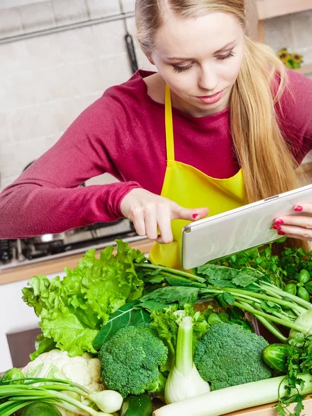 Žena s zelená zelenina, přemýšlet o vaření — Stock fotografie