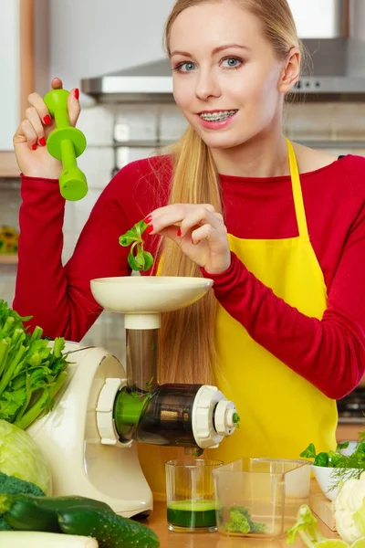 Mulher na cozinha fazendo suco de smoothie vegetal — Fotografia de Stock