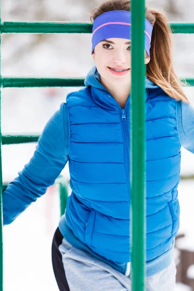 Spor giyim kent dışında kış aylarında egzersiz giyen kadın — Stok fotoğraf