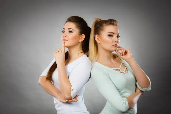 Twee vrouwen denken over iets — Stockfoto