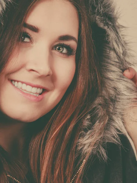 Lycklig kvinna bär mörka poncho kappa med huva — Stockfoto