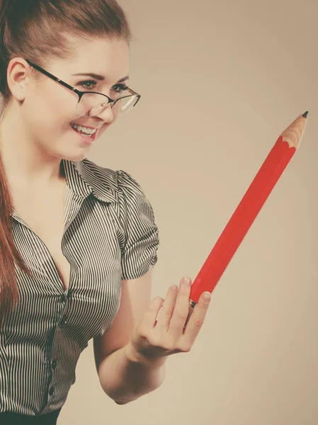 Δάσκαλος ψάχνει κομψή γυναίκα που κρατά μεγάλο μολύβι — Φωτογραφία Αρχείου