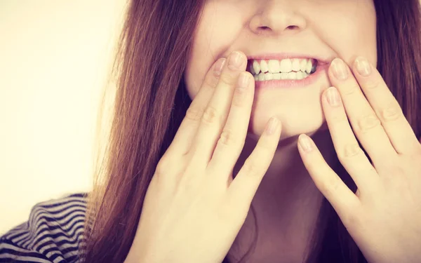 Retrato de una hermosa joven mostrando los dientes — Foto de Stock