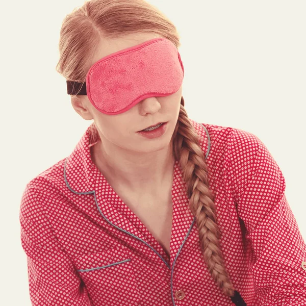 Sömnig kvinna som bär rosa öga band — Stockfoto