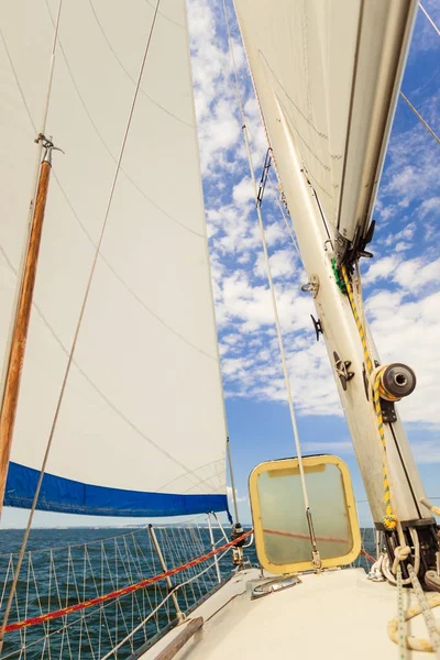 Detaillierte Nahaufnahme des Segels auf einem Segelboot — Stockfoto