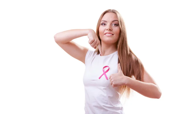 女人粉红色癌症丝带上弥补拇指的胸部 — 图库照片