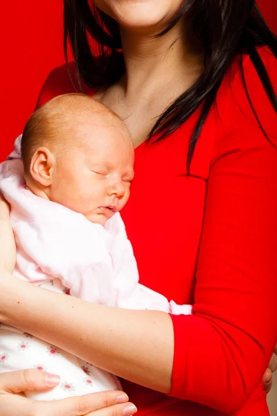 Madre sosteniendo a su pequeño bebé recién nacido —  Fotos de Stock