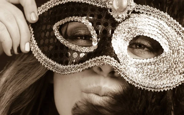 Close-up vrouw gezicht met carnaval masker op donker — Stockfoto