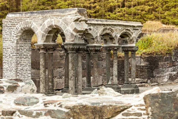 Rozpadají Kloster ruiny v Norsku — Stock fotografie