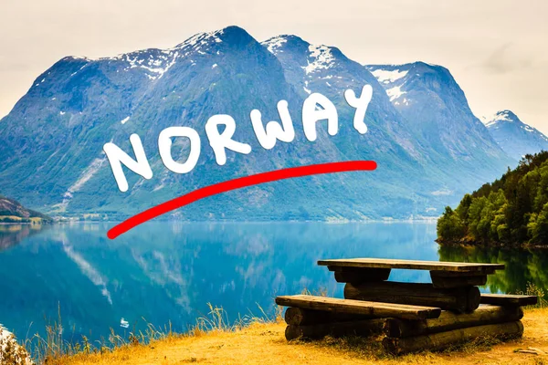 Piknik site tablosunu ve Norveç Fiyordu yakınındaki banklar, — Stok fotoğraf