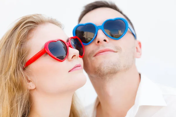 Mann und Frau mit herzförmiger Sonnenbrille — Stockfoto