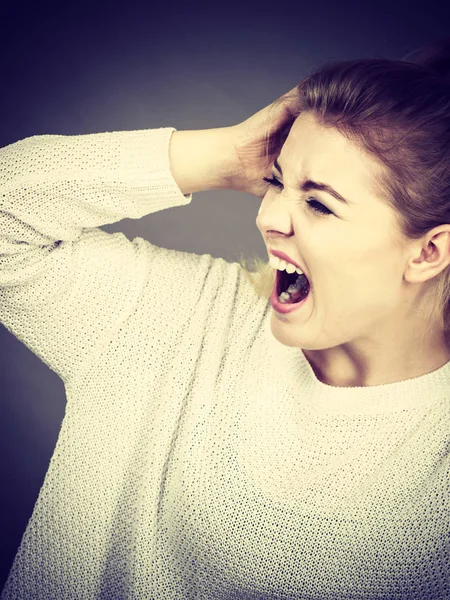 Несчастная женщина кричит и кричит от боли — стоковое фото