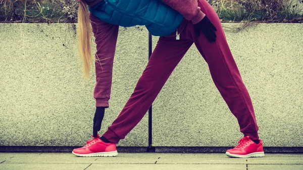 Donna che indossa abbigliamento sportivo esercizio all'aperto durante l'autunno — Foto Stock