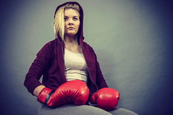 Mulher usando luvas de boxe — Fotografia de Stock