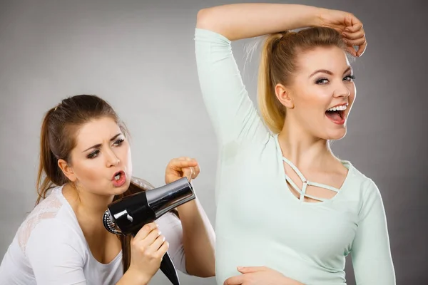 Žena sušení přítel podpaží s vysoušečem vlasů — Stock fotografie