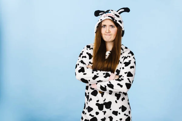 Mulher usando pijama cartoon expressão irritada — Fotografia de Stock