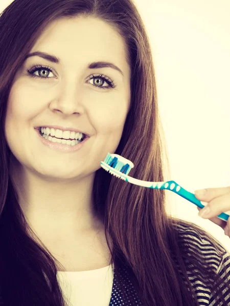 Mujer sostiene cepillo de dientes con pasta . — Foto de Stock