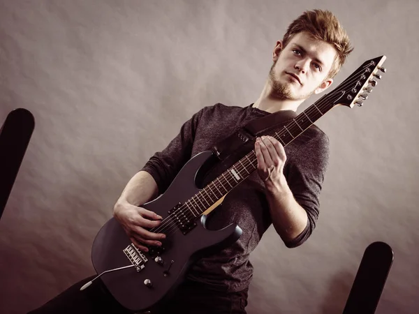 Jeune homme jouant de la guitare électrique — Photo