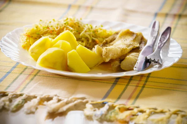 Cena a base di pesce con insalata e patate — Foto Stock