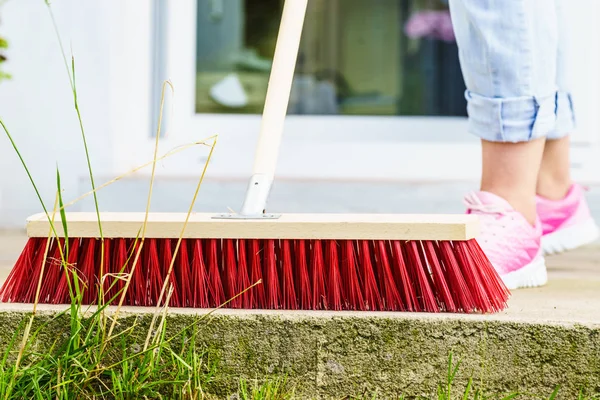 ᐈ Barrer el patio imágenes de stock, fotos mujer barriendo el patio