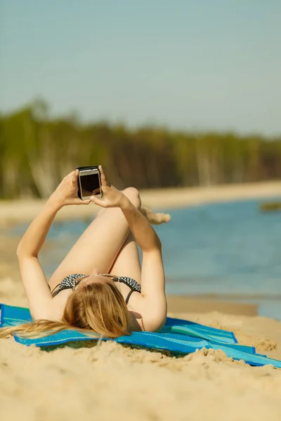 Mulher de biquíni tomando banho de sol e relaxando na praia — Fotografia de Stock