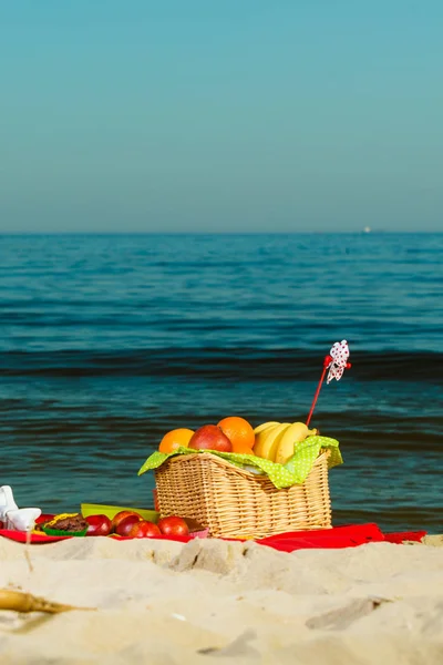 Kosz piknikowy na koc w pobliżu morza — Zdjęcie stockowe