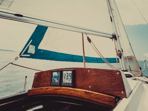 Yates en barco de vela durante el tiempo soleado —  Fotos de Stock