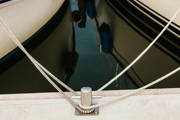 ロープを使ってボルトの新しい金属港マリーナ — ストック写真