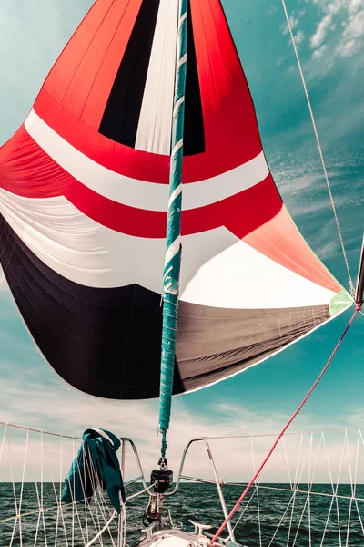 三角帆与背景的桅杆，蓝色天空. — 图库照片