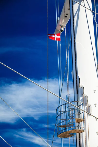 Bandera de Dinamarca en el mástil, cielo azul en el fondo —  Fotos de Stock