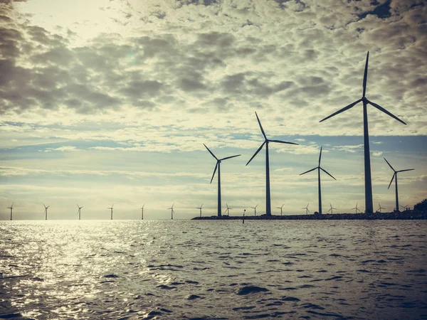 Turbinas eólicas parque gerador de energia ao longo do mar costa — Fotografia de Stock